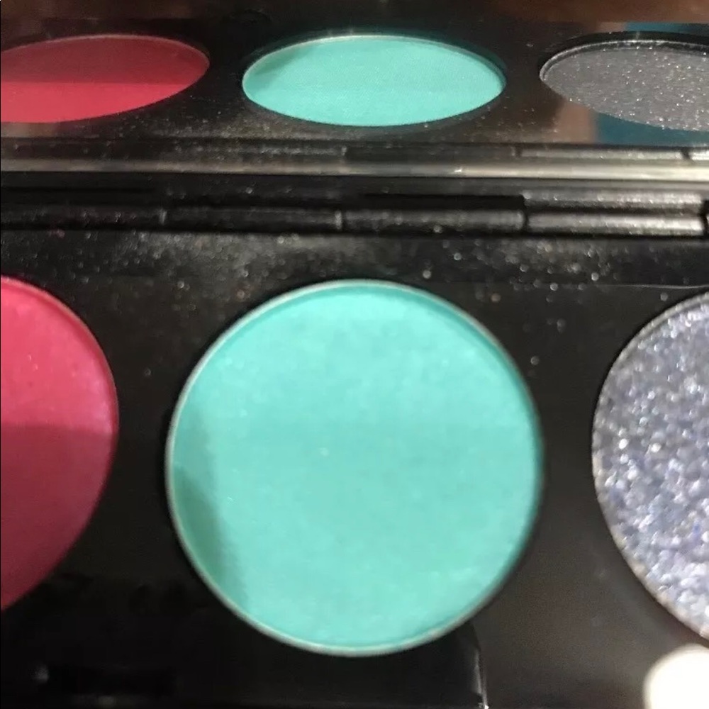 🎁HP🎁 MAC Hello Kitty Eyeshadow x4: Too Dolly - Picture 6 of 9